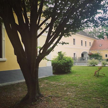 Korona Szallo Sarvar Bagian luar foto