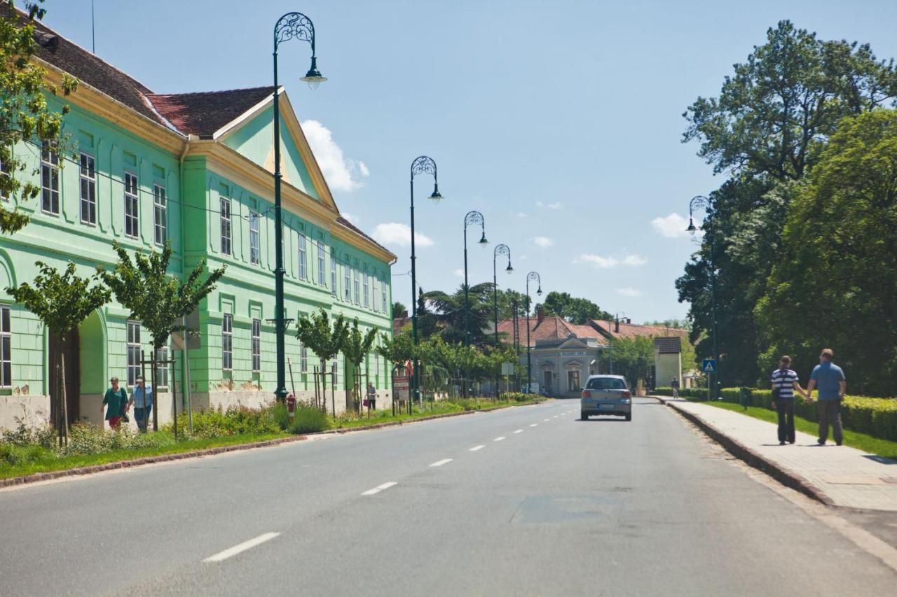 Korona Szallo Sarvar Bagian luar foto