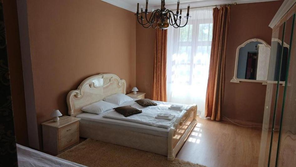Korona Szallo Sarvar Bagian luar foto