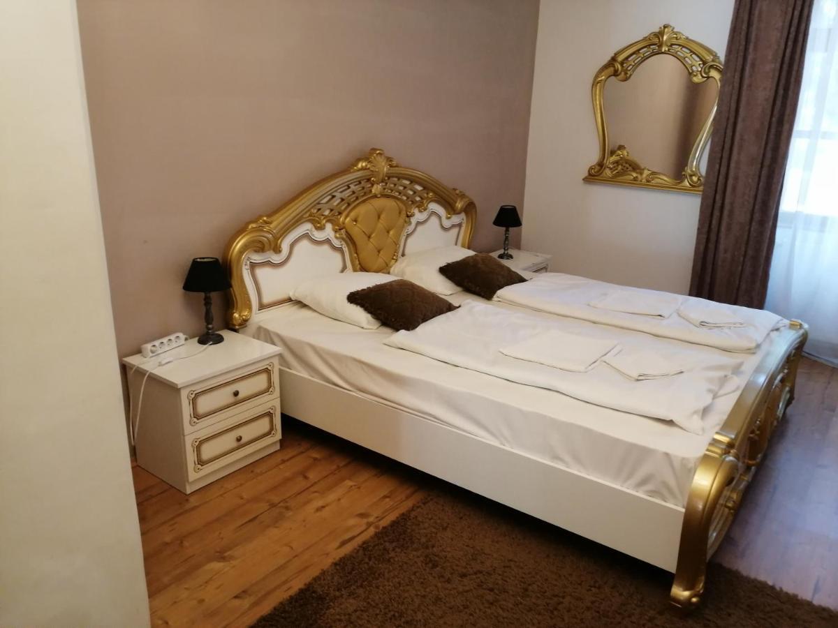 Korona Szallo Sarvar Bagian luar foto