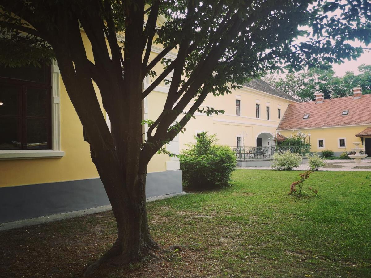 Korona Szallo Sarvar Bagian luar foto